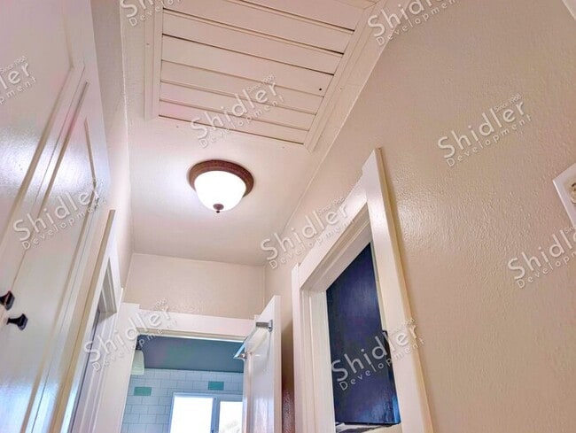 Building Photo - Upgraded Bungalow with Garage