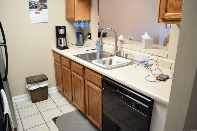 Building Photo - 135 Hillview Dr