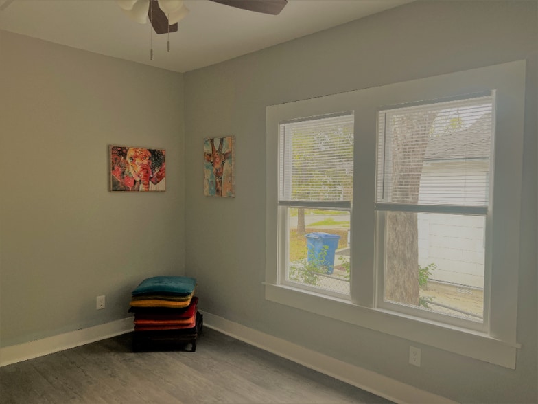 Building Photo - 715 W Hollywood Ave