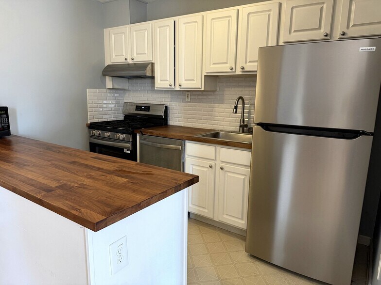 Building Photo - 372 Bramhall Ave