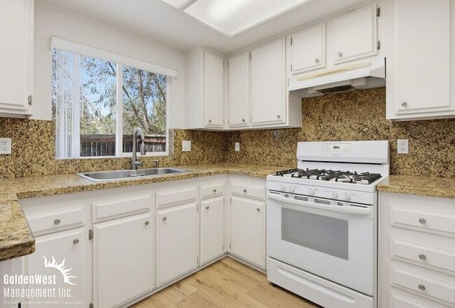 Building Photo - Charming 3Bdm 2Ba Home with Modern Updates and Private Outdoor Space in Gated Commnity!