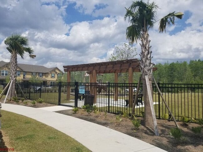 Building Photo - Beautifully Appointment 3/2.5 Modern Townh...
