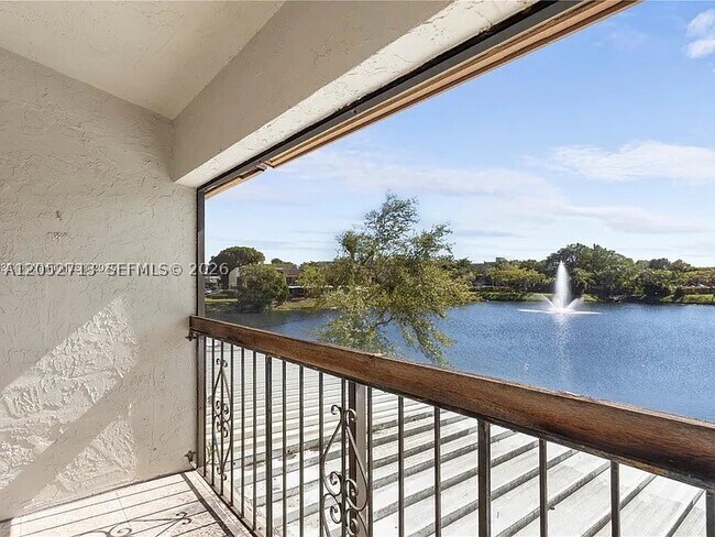 Building Photo - 14293 Kendale Lakes Dr