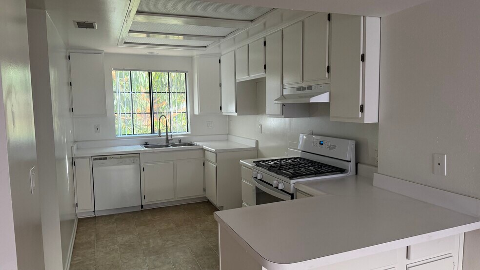 Building Photo - 2307 N Cahuenga Blvd