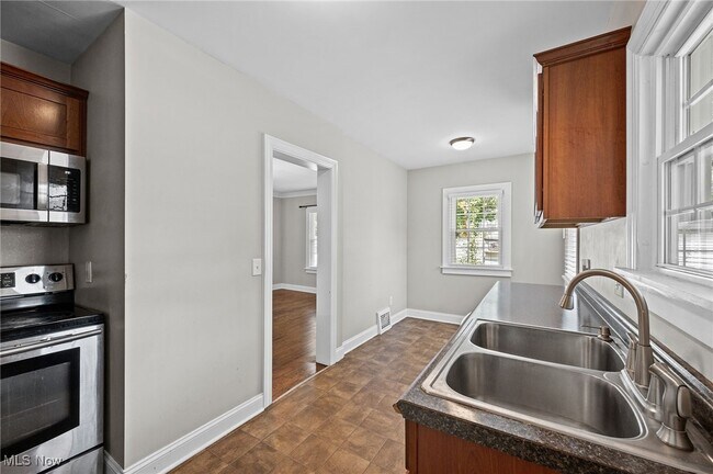 Building Photo - 3595 Glencairn Rd