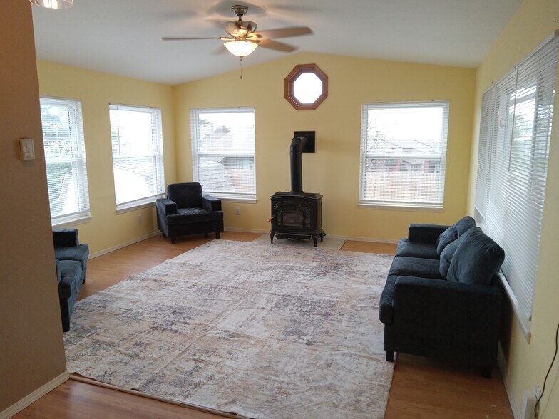 Building Photo - 6773 Dale Rd