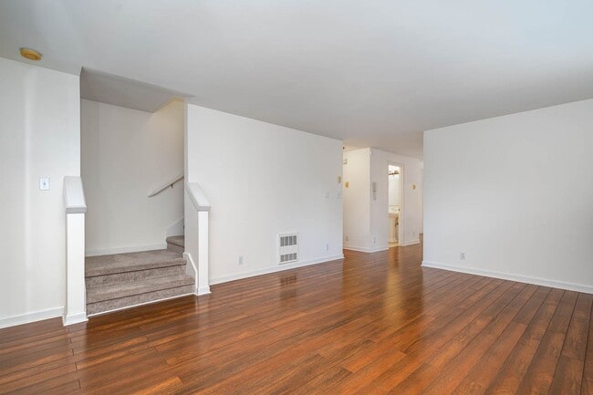 Building Photo - 2Bd/2Ba Seattle Townhouse