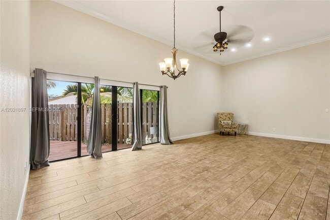 Building Photo - 2731 Parkview Dr S