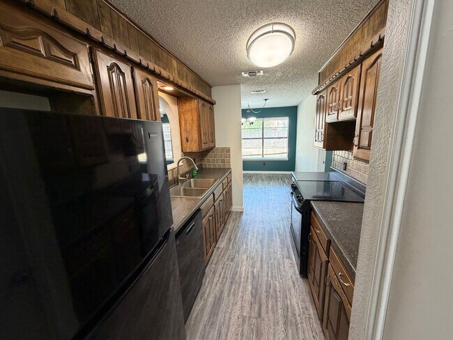 Building Photo - 3 BED/2 BATH/2 CAR GARAGE: AVAILABLE NOW!!