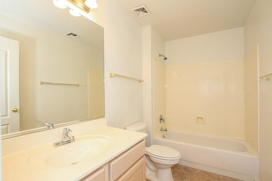 Building Photo - 15667 W Saguaro Ln