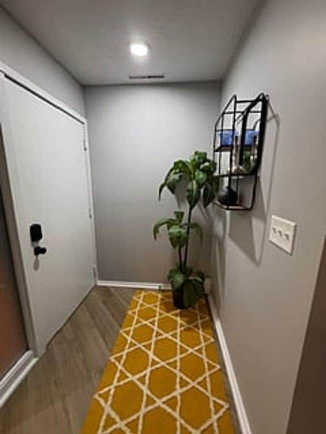 Building Photo - Luxurious 2-Bedroom Apartments with Modern Flair and Parkside Living!