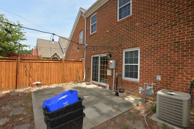 Building Photo - 2 Bedroom Townhome in Cypress Point North