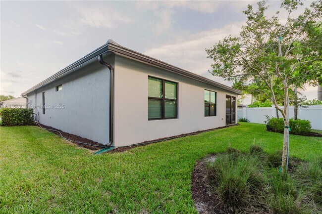 Building Photo - 3001 Hibiscus Ave