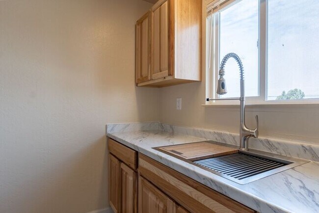 Building Photo - Newly Remodeled 2 bedroom 1 bathroom Seaside Apartment!