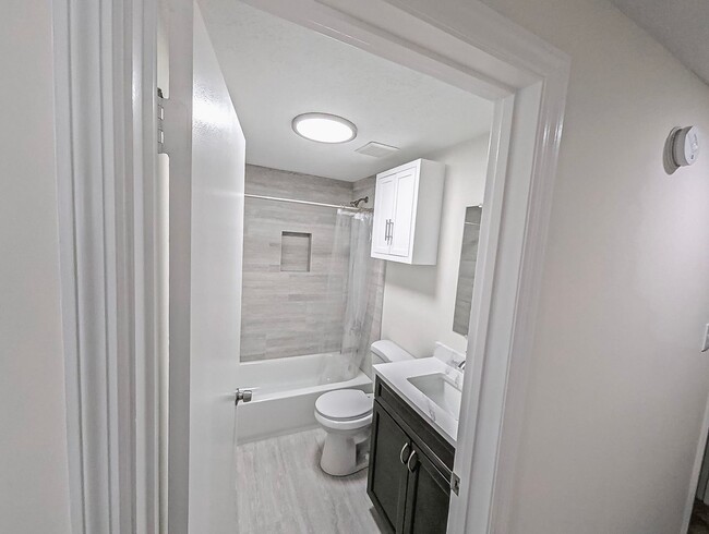 Building Photo - Charming and 3 Bed 2.5 Bath Home In Serene...