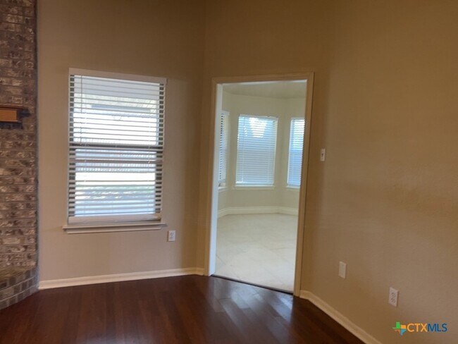 Building Photo - 3906 Lone Oak Dr