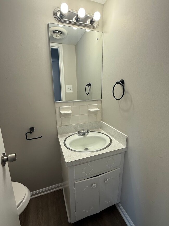 Building Photo - Two bedroom, 1.5 bath in Graham--McAden Place