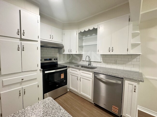 Building Photo - 5207 Azalea Cir S