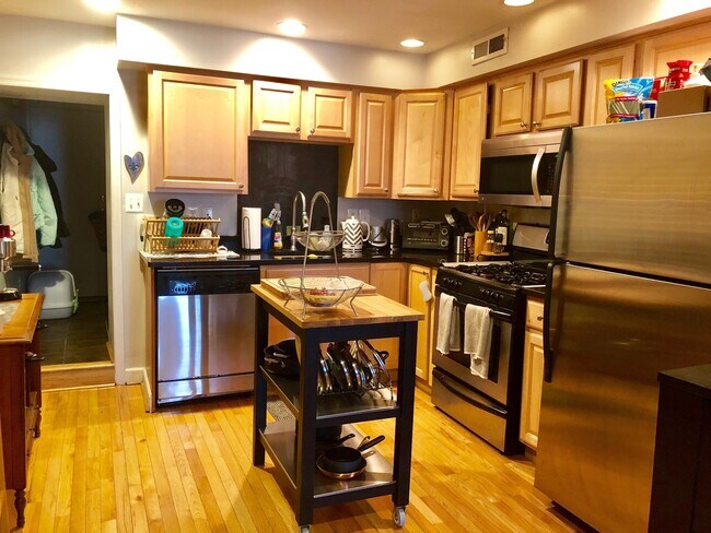 Building Photo - Charming 2 Bedroom/1.5 Bathroom Townhome in Federal Hill w/ Rooftop Deck!