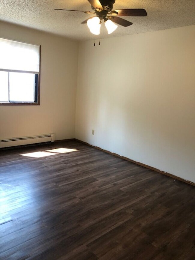 Building Photo - 2 bedroom west side Iowa City apartment