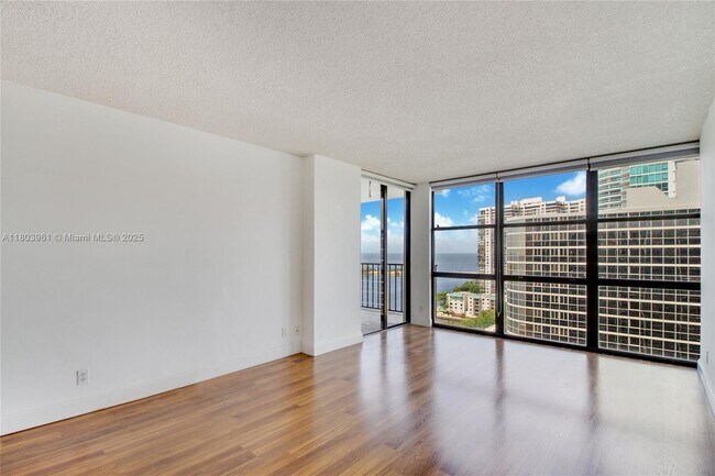 Building Photo - 1925 Brickell Ave
