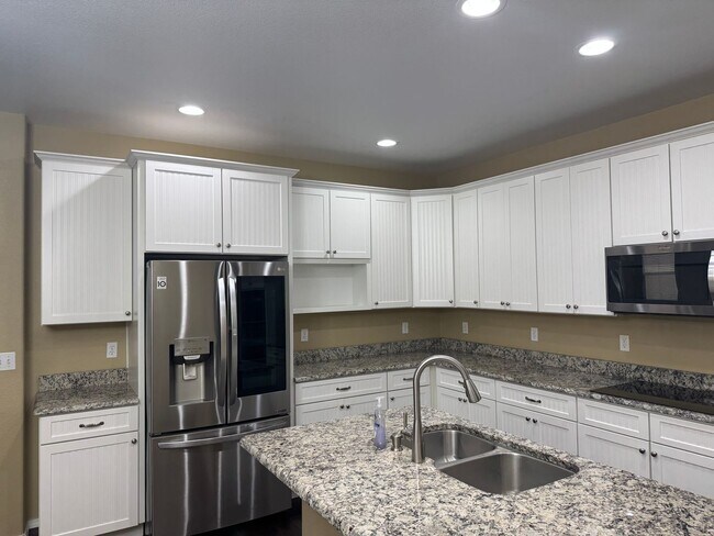 Building Photo - Main level living! 3 bed, 3 bath, 2 car ne...