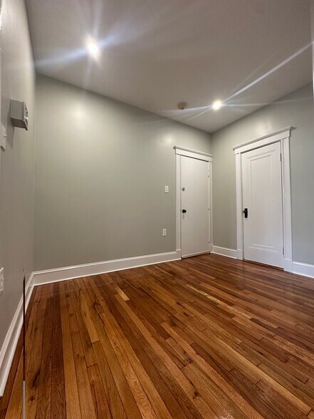 Building Photo - 73 Park Dr