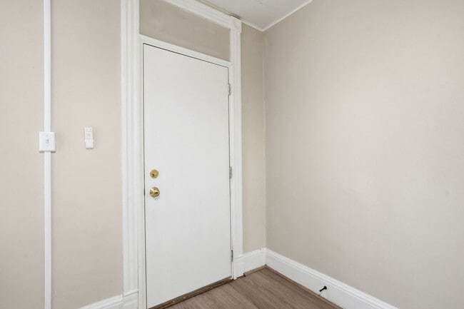 Building Photo - **Private Bloomfield 2BR Retreat – Walk to Liberty Ave, Steps from It All (15224)**