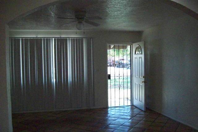 Building Photo - 1018 W 12th Pl