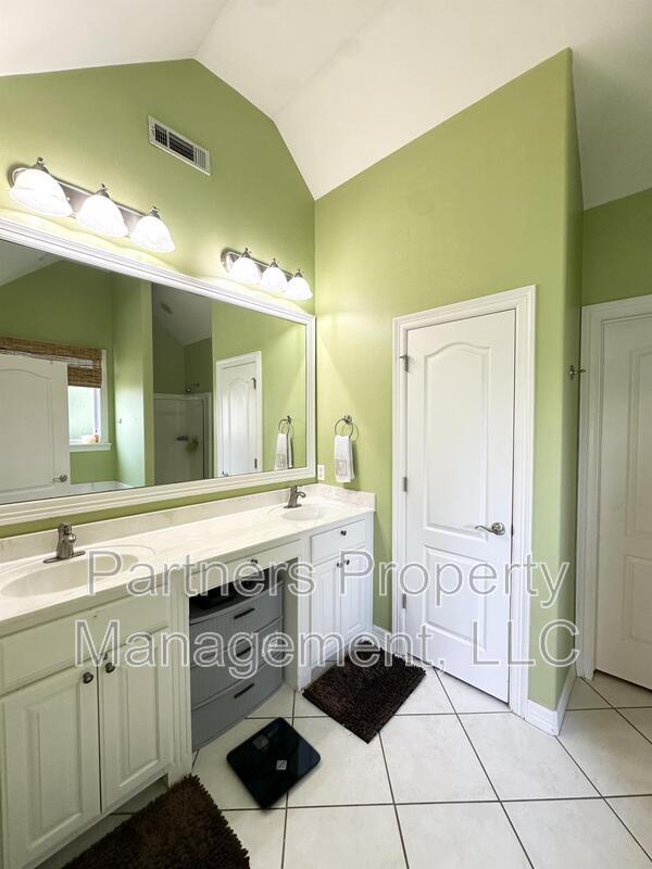 Building Photo - 3750 River Bend Dr