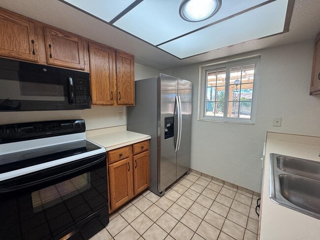 Building Photo - 1205 E Cottonwood Dr