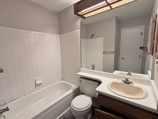 Building Photo - Newly Renovated 2-Bed Townhome Near Kingsborough Park — Available Now