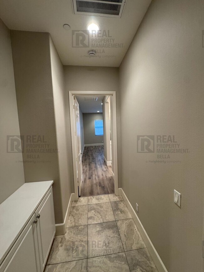 Building Photo - Beautiful Winchester Home with Open Floor Plan, Office & Solar