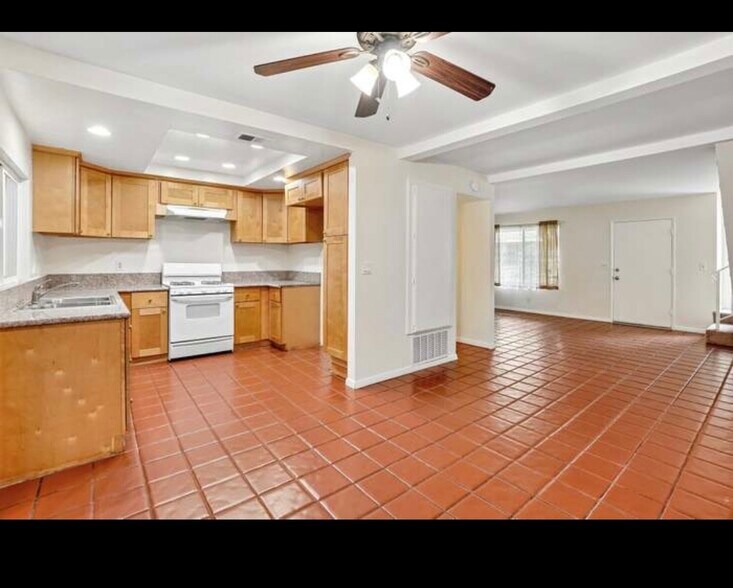 Building Photo - 15210 Shadybend Dr