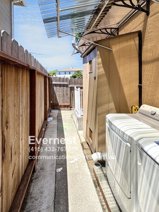 Building Photo - Charming 2-Bedroom, 1-Bathroom House in a ...