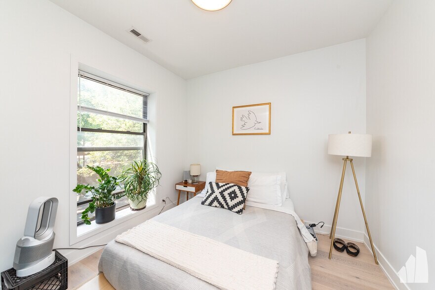 Building Photo - 1336 W Bryn Mawr Ave