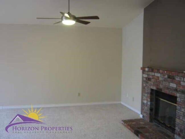 Building Photo - Open 2 Bed 2 Bath Natomas Duplex Unit