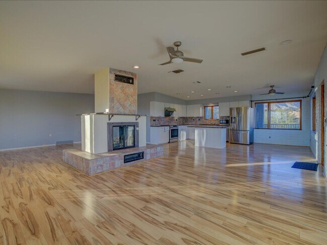 Building Photo - 4 Bedrooms, 3 Bathrooms