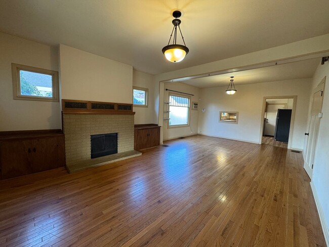 Building Photo - Classic 2 Bedroom Craftsman Home in Downto...