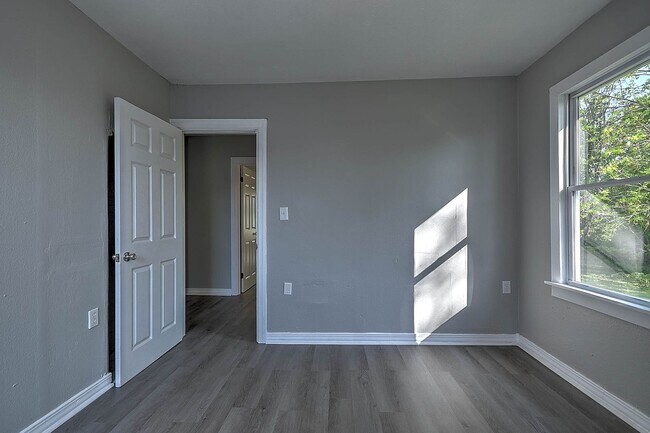 Building Photo - 304 N Hardin St