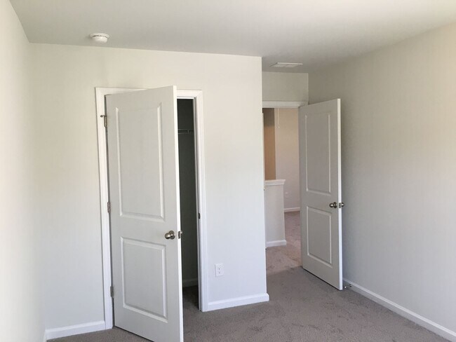 Building Photo - 4 Bedroom 2.5 Bath House in McKewn - Ladson