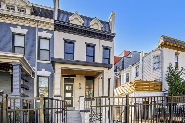 Building Photo - Columbia Heights Apartment | 1 Bed | 1 Bath | 450 Sf