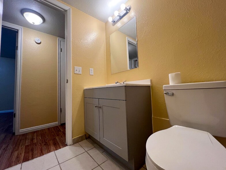 Building Photo - 768 N Redwood Rd