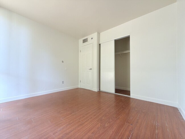 Building Photo - Spacious 3Bd/ 2Br in Canoga Park!