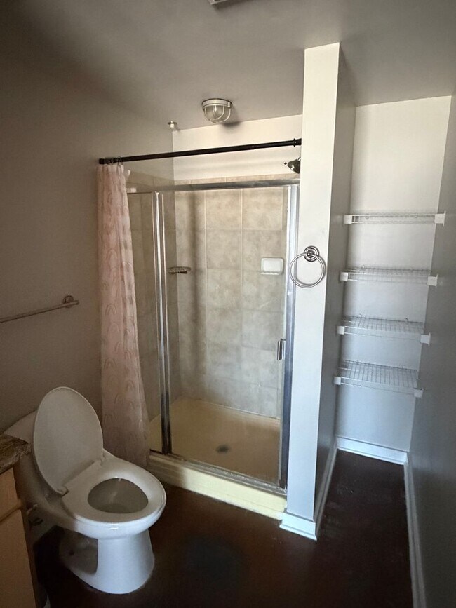 Building Photo - Modern One Bedroom Midtown Condo