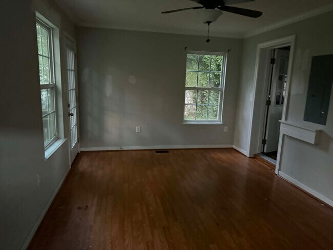 Building Photo - 122 W Westover Ave