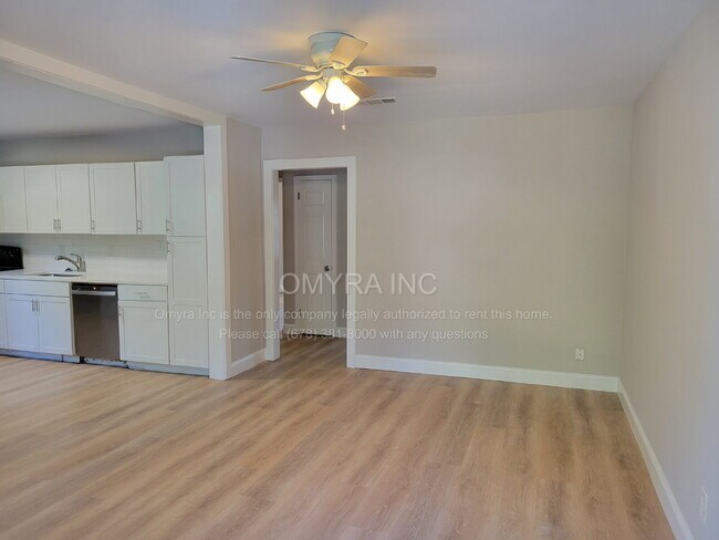 Building Photo - Charming 2 Bedroom Duplex Unit in Atlanta!