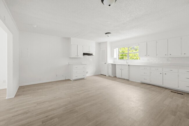 Building Photo - Charming 3 Bedroom, 2 Bathroom house