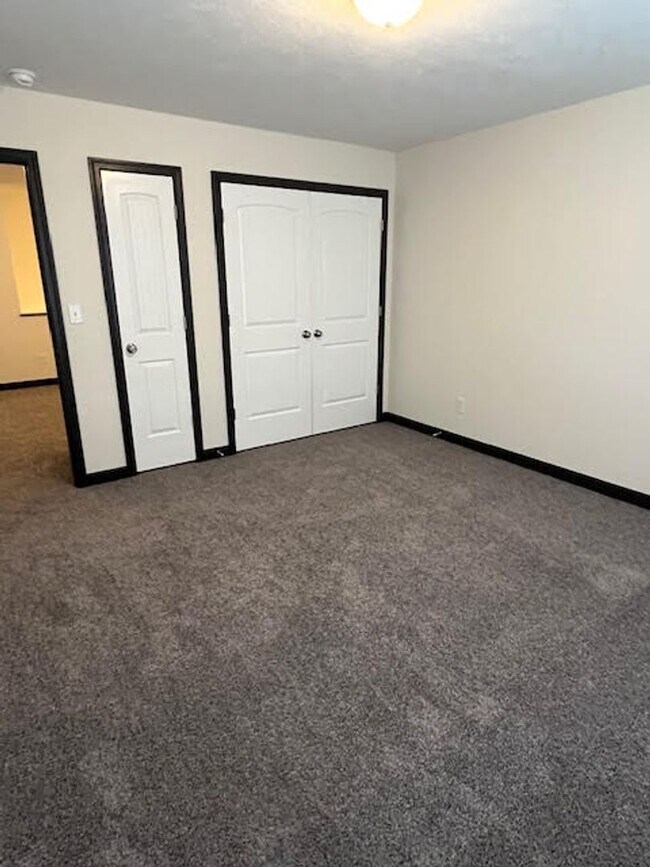 Building Photo - 147 Southpark Dr