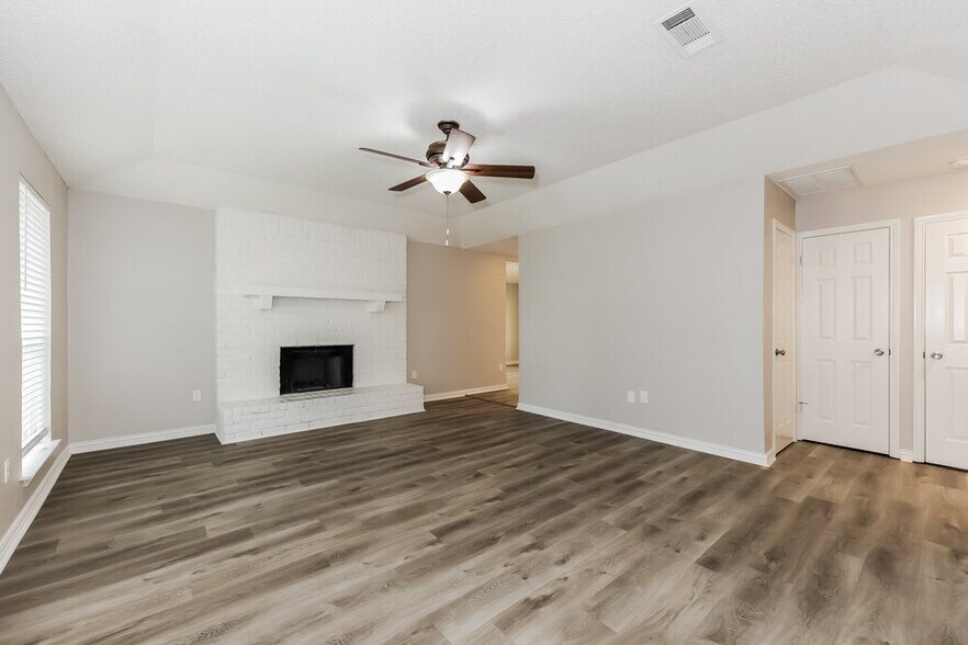 Building Photo - 6003 Cool Springs Dr